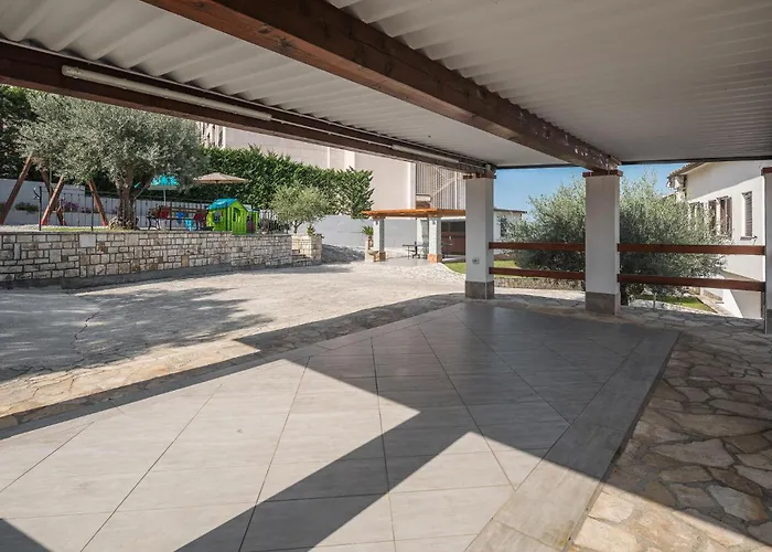 3 Bedroom In Plovanija Casa vacanze *